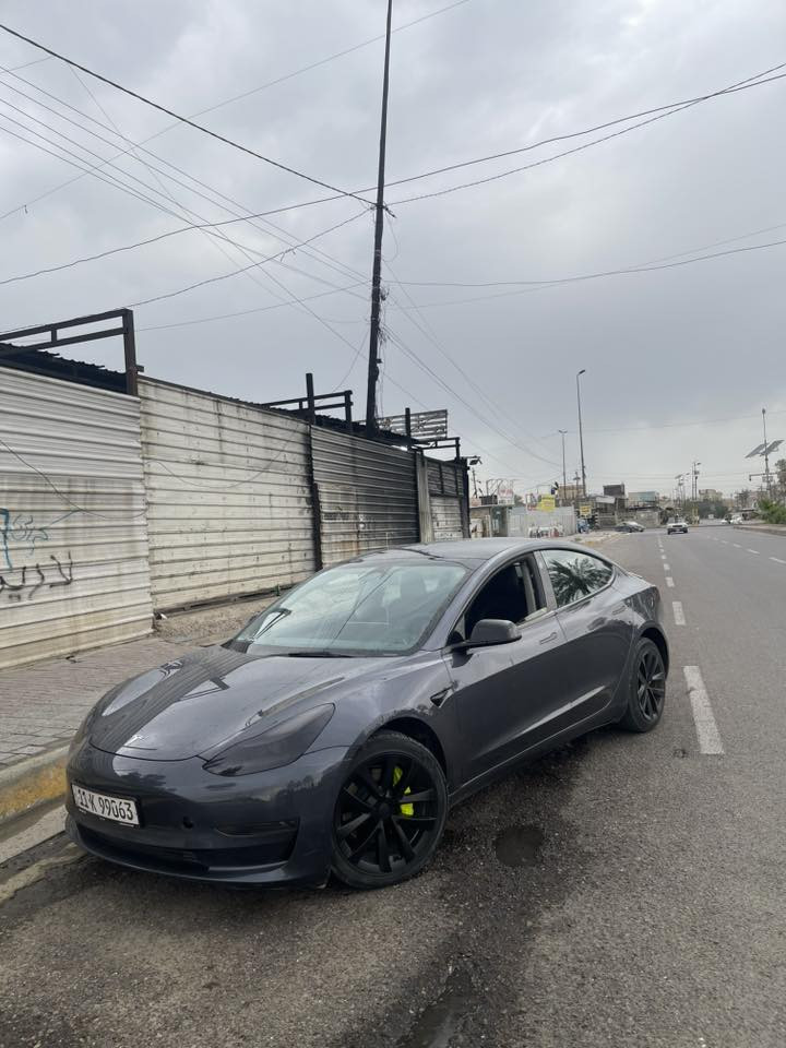 تسلا مودل ٣ تك ماطور ماشية ٤٢ الف اون لاين اخر تحديث السيارة بيها ٤ قطع تبديل نفس لون بدون صبغ بدون دواخل وبيها كلير ب جاملغ الخلفي اليسرة بدون ضربة 
السعر ١٤٠
***********
