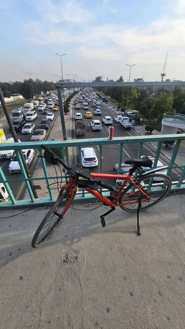 للبيغ c700
جحم 28
8 سرعات خلفية 
2 سرعات امامية 
نظيف اخو الجديد
يحجي ٣ لغات 
الوزن خفيف كلش
كلش مناسب للرحلات الطويلة و السرعة
انطيك ويا ستاند مبايل و باور 
بام حجم جبير 
نشرة مال دورية فول جمباز 
قفل اصلي 
قاعدة مطارة كاربون مقوى 
و جادر حتى تغطي حرامات يضربه الهوى
سعر ٣٢٥ عارضة لان محتاج فلوسه
ما بي اي نقص 
***********
