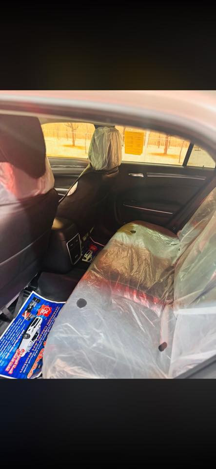 اوباما 300 موديل 2021
فول مواصفات 6 سلندر بصمة فورويل 
رقم ***********
مواصفات بصمه تشغيل وبصمة بوب اماميه  كشنات جلد كامرا حساسات اماميه وخلفيه تحكم ستيرن تشغيل عن بعد   بدون فتحه سقف السياره جديده   كير + محرك مكفولات  ماشيه 72 الف كيلو السياره دفع رباعي  حادثها باب خلف السائق مبدل بأمريكا مال شركه وتعديل التكمه الدوسه  وباب السائق تعديل بارد . بجم كبس سياره جميع ارباكات  سليمه
