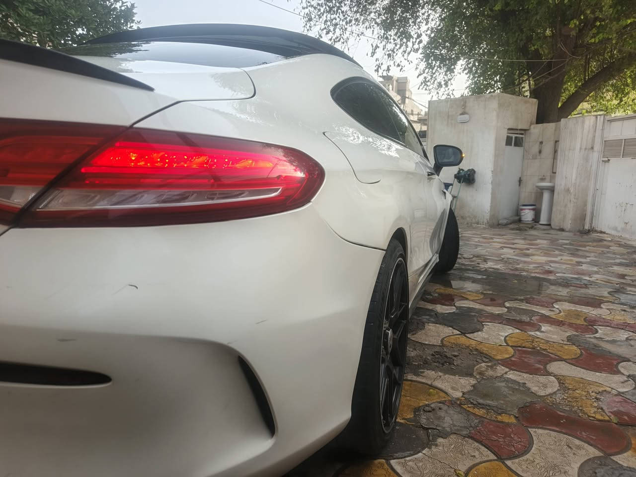 سلام عليكم شباب من رخصة الادمين مارسيدس كوبي موديل ١٧ c300 مختمة AMG وارد أمريكي محرك اربعه سلندر توربو محرك كير تبريد كهربائيات خير من الله سيارة بيه بعض النواقص البسيطة رقم أربيل تريد تحويل وكالة سيارة مواصفاتة معروفة مكان سيارة بغداد سعر ١٦٥ وبيه مجال بسيط رقم ***********
