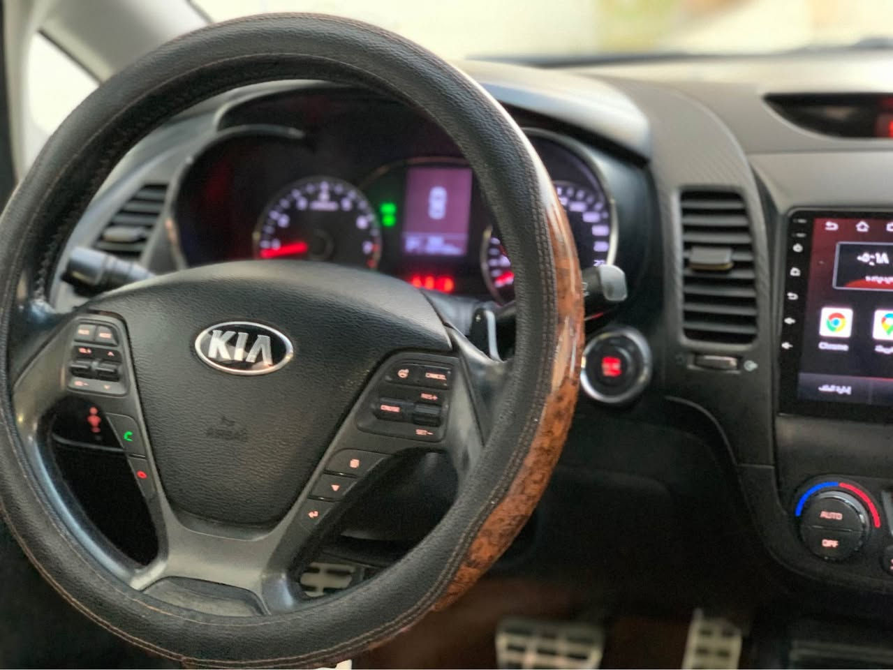 سيراتو مديل ٢٠١٤ خليجي مكينه ١٦٠٠ مكينه وكير مكفولات جاهزه السياره وجديده هزه وارقام جدد مكفوله ماعدا الجاملغ الخلفي صبغ باقي السياره مكفول لا بارد ولا رصعات مواصفات فولل للأخير شنو الي بالك موجود بصمه فتحه شفتات حساس امامي خلفي مري شفط اشارة ترحيب بصمة ابواب لد امامي خلفي تبريد بيانو منفصل تبريد خلفي كشنات جلد اسود وجوزي ويل كب عدد 5 + حساس هواء مثبت سرعه ٣ انظمه قياده 
عنواني ناصريه الاداره المحليه شارع الزيتون 
السعر ١٢٧ وبيه مجال قليل اخوان كلشي موجود بلسوك بس السياره جديده ومواصفات اعلى شي 
*********** ناصرية, ذي قار
