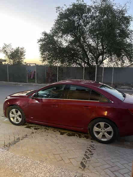 السلام عليكم شوفرليت كروز 2013 فئة RS
وارد امريكي محرك 1400 توربو 
مواصفاتها حلوة مو عادية 
شاشة جبيرة بلادية 
كاميرة خلفية 
كشن السايق كهرباء 
ويل كب حجم 17 
حساس ضغط اطارات 
منظومة led 
مثبت سرعة 
تحكم ستيرن فول 
مانع انزلاق 
شاشة اعطال 
مراية وسطية معتمة
تبريد ثلج ومنظومة تبريد كاملة جديدة
مي الراديتر ودهن وفلاتر تبريد وشوتة كلة جديد  
كير ومحرك ممتازات حادثها خلفي ب امريكا وهنا بيها كم قطعة صبغ 
رقم بغداد ب اسمي 
السعر 75 وبي مجال كلش بسيط 
مكاني بغداد الزعفرانية
***********
