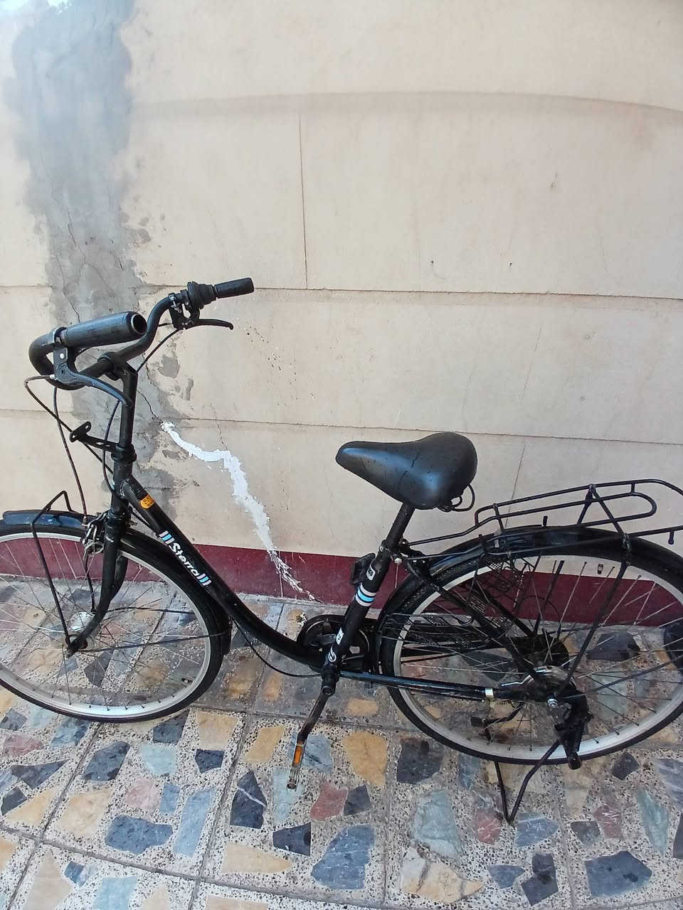 السلام عليكم عندي بايسكل بناتي حجم ٢٧ نظيف مابيه نقص ابو كير وحساس نظافة فول السعر 70 وبيه مجال قليل مكاني بغداد حي العامل وهذا رقمي ***********
