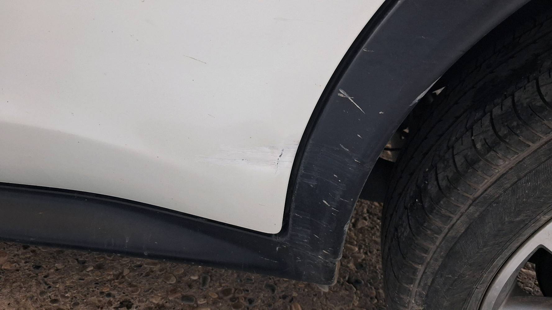 ماشيه 57 الف و مكينه مفتوحه نوع السيارة نيسان جوك ستيشن بدون تيربو مكينه 1600 تخم تايرات جدد موديل 2018رقم انكليزي