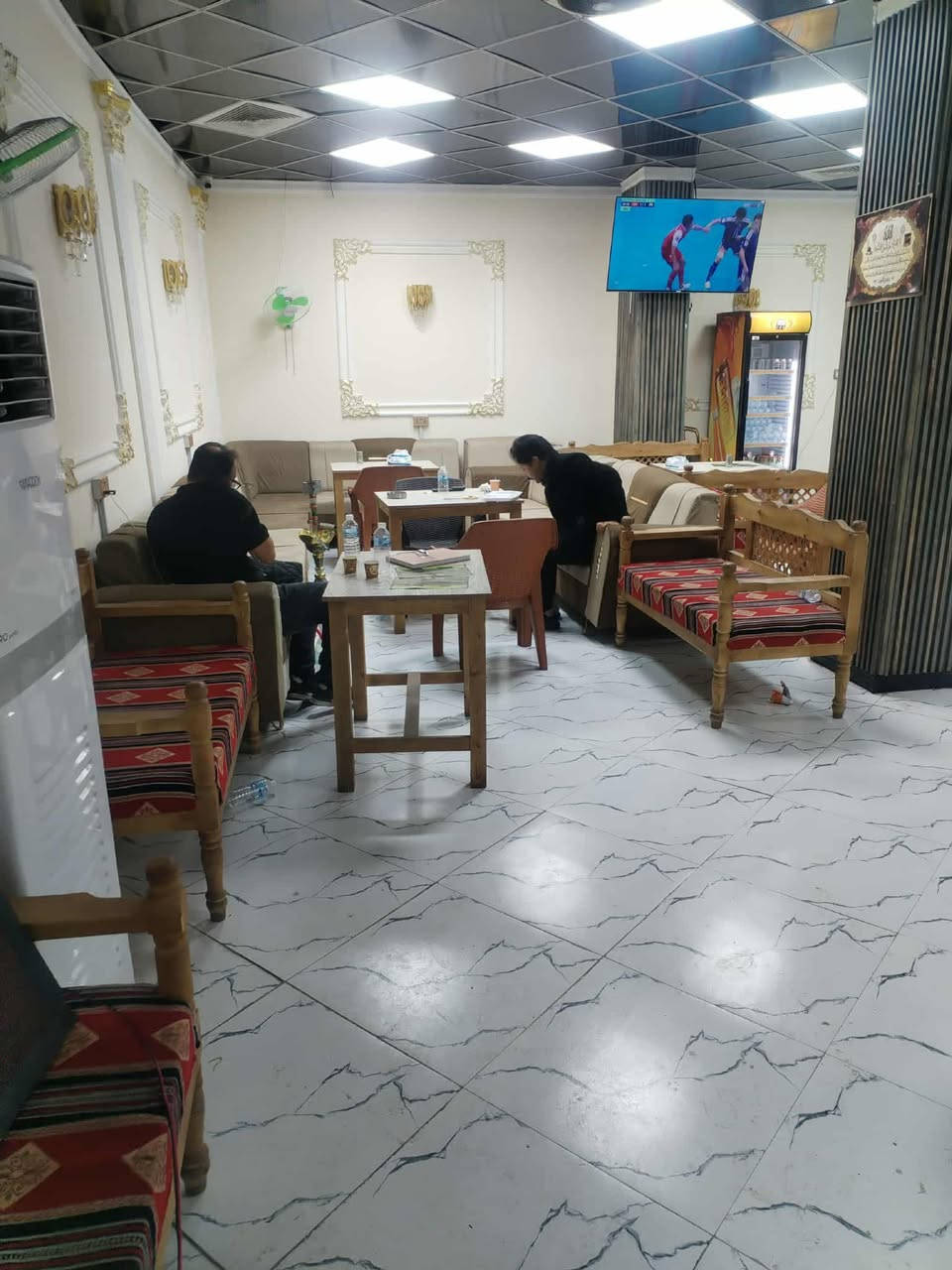 محل كبير تجاري للايجار او للبيع بعقد سر قفليه في كراده قرب رضا علوان مساحه محل ١٧٥ سعر الايجار ٣ ملاين ونص او بيع ٥ شدات للا ستفسار ***********
