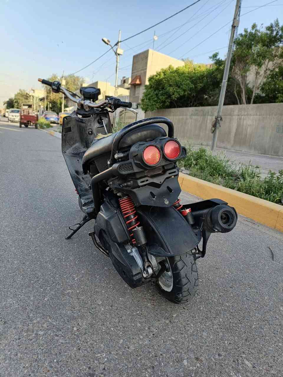 السلام عليكم دراجه سكنس للبيع دراجه كامله مكمله 
نقوصاتها شي بسيط دراجه شغاله نكره سلف وياله رياضي لون ابيض تايرات جيلاتين كهربايات كامله مكمله عداد كيج بانزين  كله شغال دراجه شلعه معدل بريكات امامي خلفي كله شغال دبلات جدد هايدروليك ملاح حلو ترايك وين ميعجبك باتري جديد كفراتهه كامله مكينه ناعمه وحلوه بانزين كله محسن السعر 600 وبيهه مجال بك لايت كامل دراجه مسون ولفات فقططط المكان حي القاهره الرقم *********** وتساب
