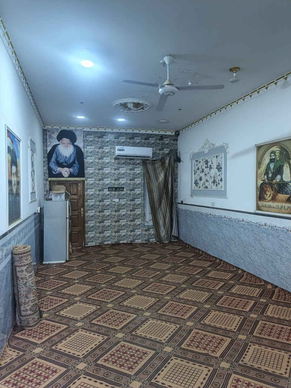 بيت للبيت المساحة225 متر  الواجهة 10 متر في حي الجوادين شارع النفط مقابل عيادة بنت الهدى فرع المختار البيت طابوك من البتلو للصب يحتوي على غرفتين نوم وصاله ومطبخ واستقبال وصحيات داخليه وخارجيه يحتوي على كهرباء نضام بوري تسليك واير فنر السعودي الأصلي مي مجاري البوري السعودي الأصلي الاستقبال يحتوي على ديكور أرضية سيراميك فول بوليش لكل البيت عرض الشارع 10متر محوله الكهرباء تبعد 50 متر مشتركين 50 فقط  50 متر عن المدرسة ابتدائية قريبة كذلك البيت مرقم ومشمول بالتطويب والبيت عالي عن الشارع جداًً مجاري شارع جاهزه راح ينصب الشارع
السعر 70 مليون وبيها مجال... 
التواصل على الرقم التالي ***********‪
