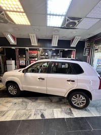 توسان ٢٠٠٩ خليجي دوش ٢٠٠٠ لون ابيض فتحة بالقمارة  حدادية جديدة ،تبريد ...