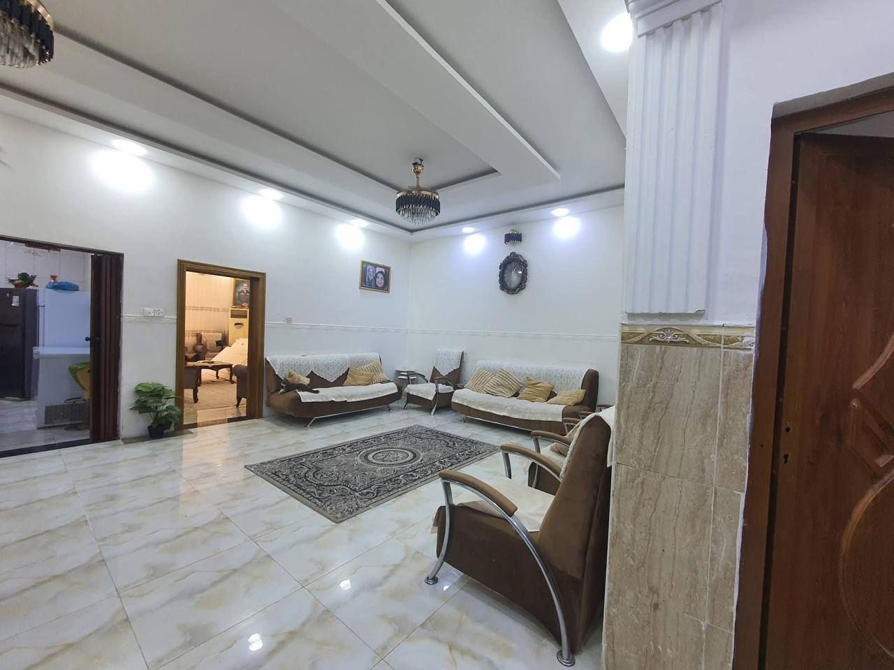 {{ بيت للبيع في منطقة حي الجامعه ام العصافير  }}
مساحة البيت 250م البيت طابقين بناء حديث 

الطابق الاول يحتوي على
غرفتين نوم وبراني وصاله ومطبخ وصحيات عدد 2
والطابق الثاني اربع غرف نوم وصاله وصحيات 
للإستفسار عن سعر البيت //
مراجعة المكتب حسب رغبه صاحب الدار 

للاستفسار أكثر اتصل على رقم المكتب أو واتساب
***********

إذا حاب تعرض عقارك إرسال التفاصيل على الواتساب
والباقي علينه
