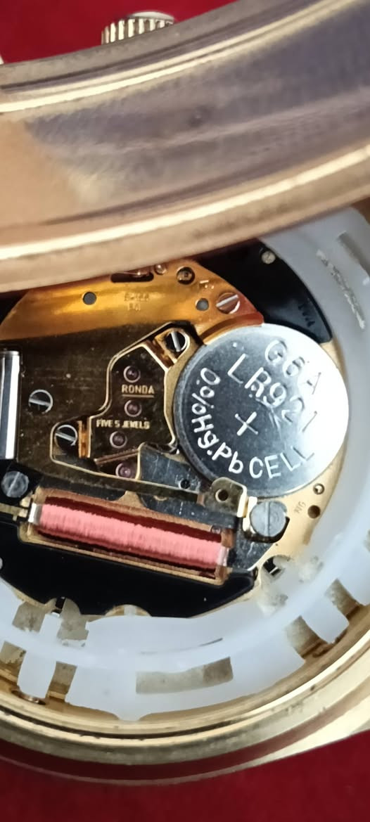 EDEN Switzerland
المنشأ: Swiss Made (صناعة سويسرية)
المكينة شركة روندا (Ronda) السويسرية بـ 5 أحجار (5 Jewels)،
الحركة: كوارتز (Quartz) – دقة عالية بحركة كوارتز سويسرية موثوقة وجودة تصنيع عالية.
الموديل: J0090H (حسب الغطاء الخلفي)
الهيكل والسوار: ستانلس ستيل مطلي باللون الذهبي
الزجاج: كريستال
المقاومة: مقاومة للماء
الوظائف:
عرض الوقت (ساعات/دقائق/ثوانٍ)
تقويم كامل: يوم – تاريخ – شهر
مؤشر أطوار القمر (Moonphase)
المينا: ذهبي مع مؤشرات واضحة ولمسة كلاسيكية فاخرة
السعر خاص


**إذا كنت صاحب هذا الإعلان وتريد حذفه لأي سبب، رجاءا أرسل رسالة إلى الدعم الفني**