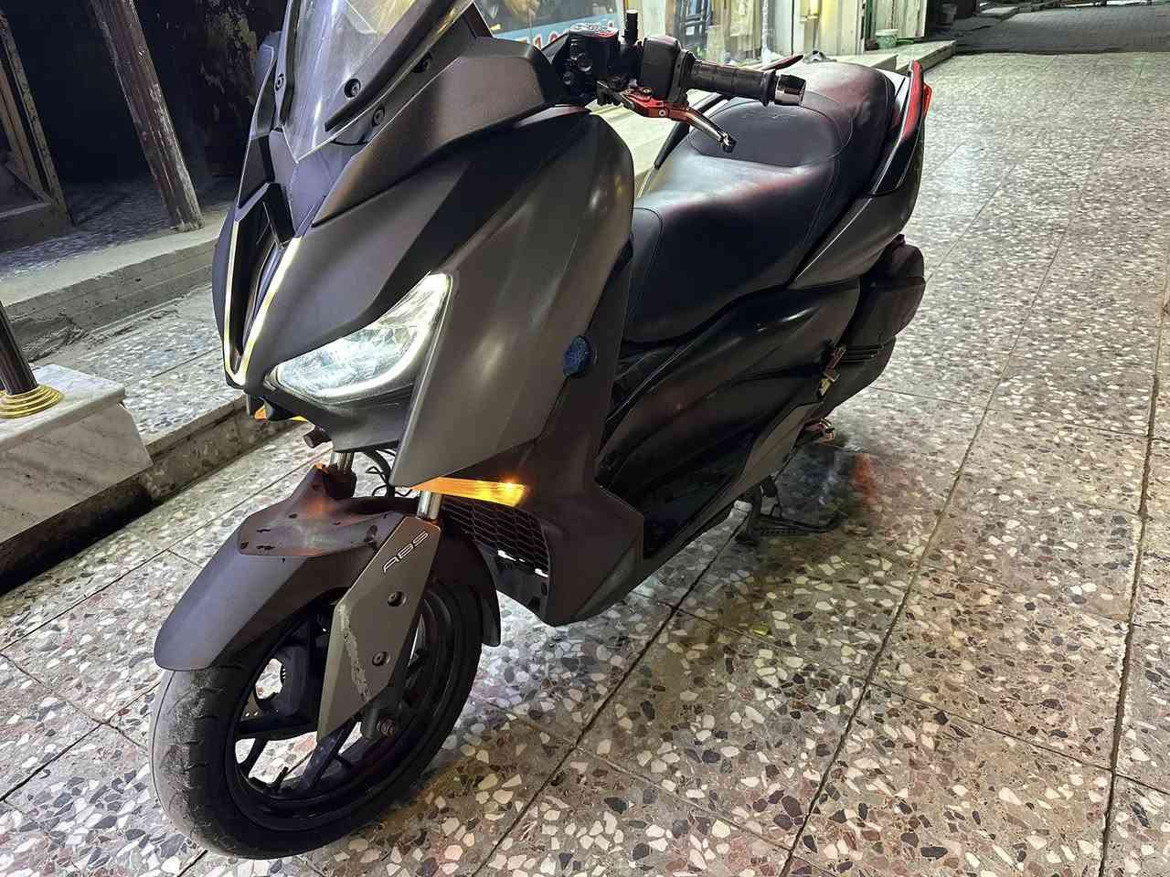 السلام عليكم دراجه X Max للبيع
الدراجه مال رمبه صارلهه شهر من نازله من الرمبه 

اوراق المعرض موجوده مكينه 300 

يدات تدفئه الدراجه مكفوله كفاله عامه 

مكان (مدينه الصدر )الشراي يتصل ***********
