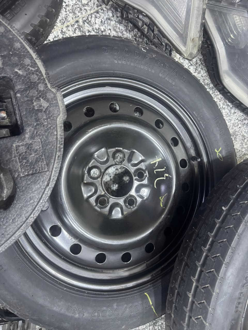 تايرات مستخدمات للبيع سبير اوباما عدد 2مع جكات سبير سوناتا اوبتيما مع فلينه زوج لايتات سوناتا  جكات للبيع عقل سياره *********** مكاني بصره تنومه
