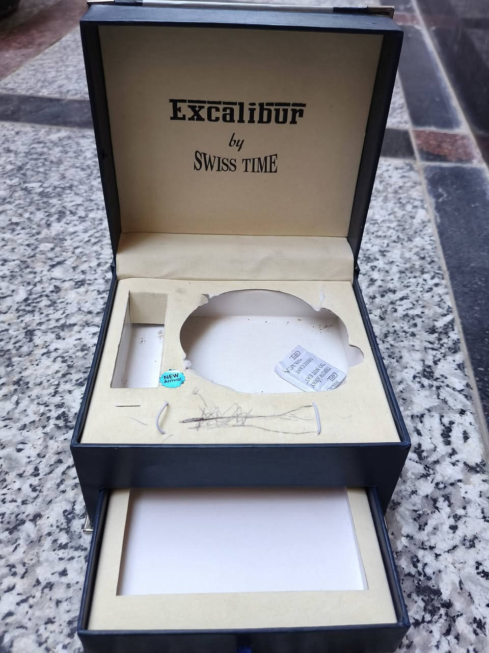 السلام عليكم
إخوان ساعه swatch السويسري🇨🇭
تصميم سويسري كلاسيكي اللون فضي 
المينه بل لون الفضي وبيها ثلاث سناتر حقيقي

الساعه نضافه90% اجتني هديه قديمه ومضمومه بعدها بل چيس 
معى بوكس swatch 

هيكل وسوار من الستانلس ستيل مقاومه للماء

نضام المكينه گوارتز بطاريه قفل وسير أصلي يحمل شعار swatch

إخوان الساعه كل شيء ما يحتاج لها فقط تبديل بطاريه 
السعر 50الف معى التوصيل ❤
***********
