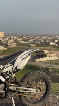 للبيع قفاز srx محرك 300 موديل 2025 السعر 1500 وبي مجال شي قليل التواصل...