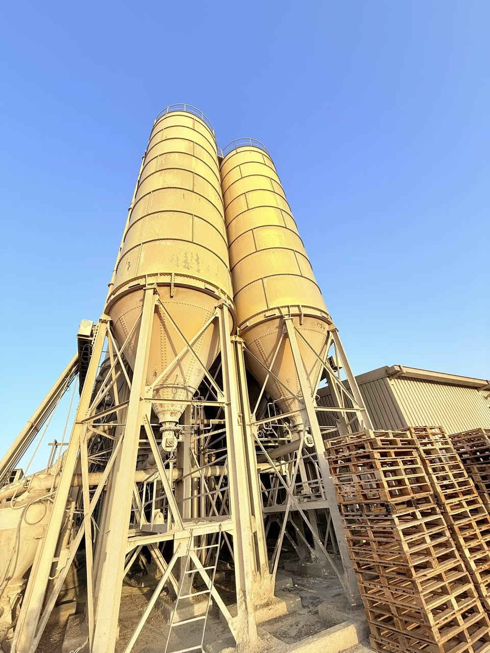 سايلوات  الماني للبيع سعة 200 طن كل سايلو ***********
