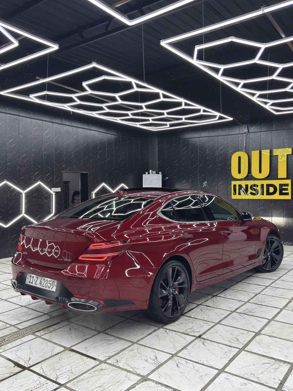 🚗 للبيع – 2023 Genesis G70 Sport + Prestige  22.000km.  AWD
———————————- 
جينسس G70 ( سبورت + برستيج ) 2023 اعلى فئة 
محرك ( 3.3TT ) Awd فور ويل 
اللون احمر ( هاڤانا ) 
السيارة حادثها  جاملغ السائق والبنيد (ايرباك ستيرن ) 
بيها اربع اصابع pdr بجاملغ الخلفي للسائق
العداد ( 22 ) الف كيلو 
السعر ( $27,000 ) 270 ورقة 
🔴 المواصفات الخارجية 
1. بانوراما
2. ويل 19 تو سايز
3. كامرات عدد 4  
4. ترحيب مرايا جانبية ( علامة جينسس ) 
5. حساسات امامي خلفي 
6. رادار امامي تفاعلي 
7. سستم بريكات بريمبو 
8. صندوق ذكي ( يفتح عند الاقتراب ) 
9. رادارات جانبية ( نقطة عمياء )
 🔴 المواصفات الداخلية 
1. سقف كنتارا اسود 
2. كشنات جلد ( نابا ) تطريز احمر
3. سستم صوت ( Lexicon ) 15 سماعة 
4. نظام ( اوتو هولد ) للتوقف لفترات قصيرة
5. ( تدفئة وتبريد ) كشنات امامي 
7. ( تدفئة ) ستيرن 
8. حساسات مطر 
9. شاحن لاسلكي
‏10. ( Head up display ) او ال ( داتا شو 
11. ‏تبريد قطعتين + نظام ( clean air )
12. خمس وضعيات قيادة 
‏( Comfort & Eco &  sport+  & custom & sport )
تخم تايرات Michelin جديد 

السيارة استخدام على ايدي معتني بيها للاخير من ناحية الدهن يتبدل كل 3000 كيلو بانزين كلة محسن  .
——-
تواصل 📱 +  واتساب
***********
