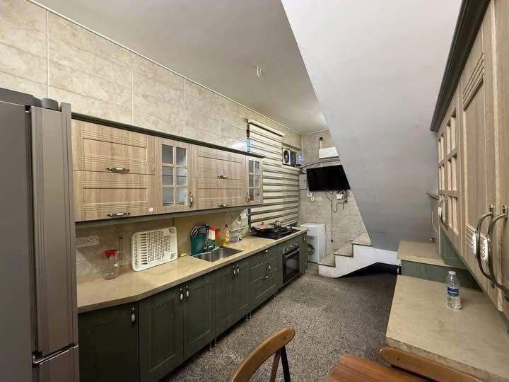 #للايجار_في_السيدية 🏡
🔹 بيت مودرن مؤثث بالكامل

🔹 المساحة: 60 متر

🔹 مدخل واحد

✨ التفاصيل:

▪️ الطابق الأرضي: صالة + مطبخ + خدمات صحية

▪️ الطابق الثاني: غرفتين نوم

📍 الموقع: السيدية – الضباط

📞 للاستفسار:
***********

🏢 أو مراجعة مكتب البيت الملكي للاستثمار العقاري

⸻
