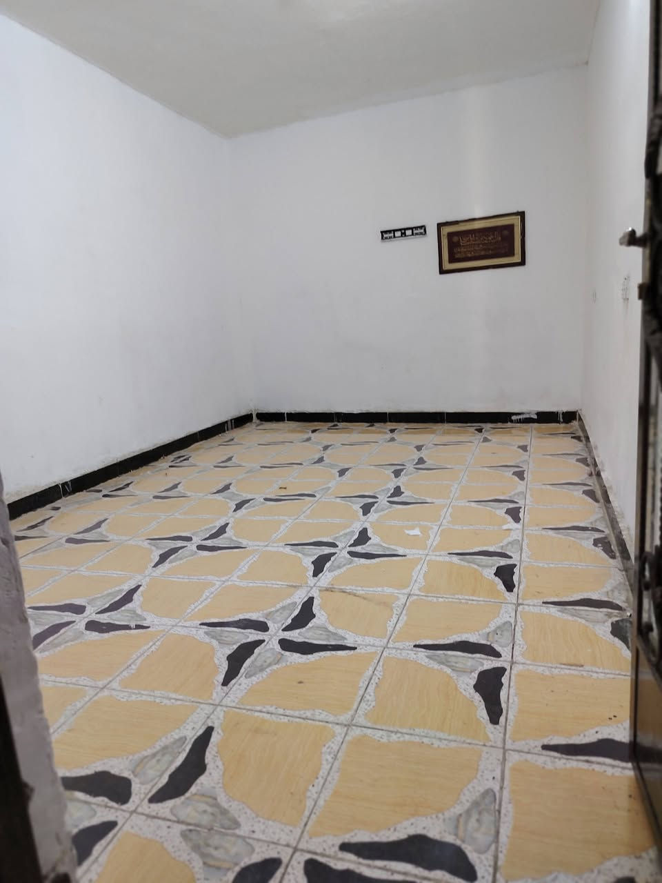 السلام عليكم  بيت للايجار طابق ونص غرفتين نوم واستقبال وصالة ومطبخ خدمات البيت كامل مكمل كاشي سراميك مكان البيت بغداد الزعفرانيه حسينية المهدي شارع سكلة ابو سعد الملكي للاستفسار الهاتف ***********
