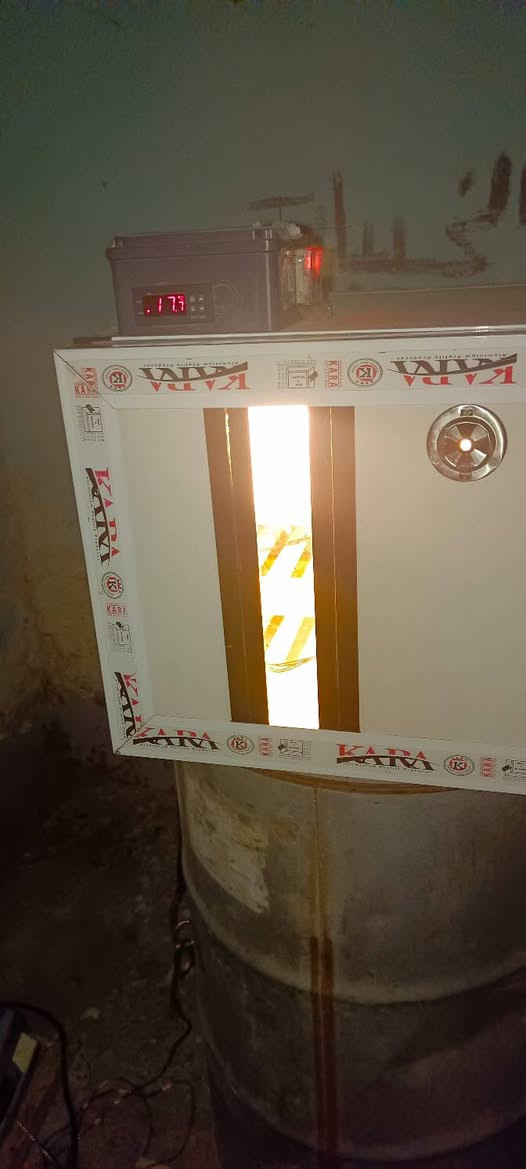 متاح فقاسة نضيفة الحرارة والرطوبة بيها مستقرة ما بيها مشكلة قلابات اتوماتيك بيها قلابين معرف شكد كل واحد ياخذ بيض اعتقد 75 بيضة كل قلاب سعرها من الاخير 100
مكاني جنوب الموصل 
***********
***********
