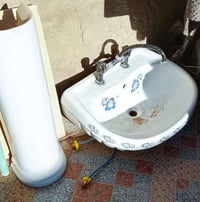 مغسله للبيع هيه وخلاطه وصوندات الشد جاهزه بس تأخذه وشده السعر مناسب رق...