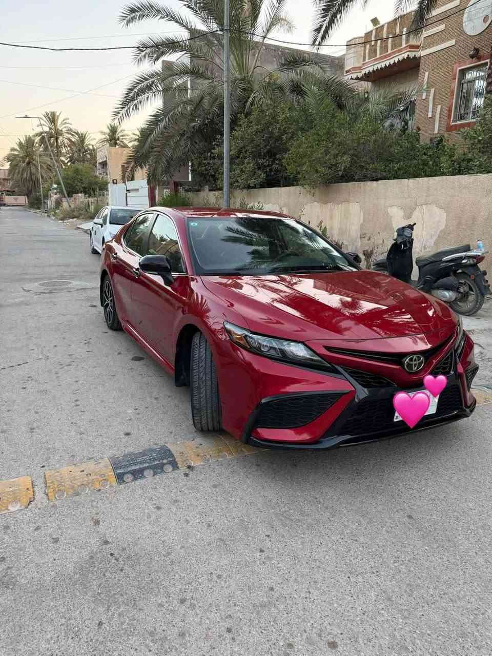 السلام عليكم
كامري ٢٠٢٣ 
الفئة SE 
رقم بغداد 
حادثها جامرلغ تعديل و صبغ
الصندوك تعديل بسيط و مصبوغ
السيارة بامريكا بالحادث ماشية ٢٣٥ ميل فقط
و من اشتريتها ماشية ٥٥٠ كيلو متر فقط
و على ايدي رقمتها و بانزين كله محسن و دهن اصلي ميتاسو
حالياً ماشية ٣٩ الف كيلو متر قابل للزيادة

اللون احمر
كشنات جلد
كشن السايق كهرباء
شفتات بالستيرن
تحكم كامل بالستيرن
اشارة بالمراية
مفتاح سويج
توقف ذاني
تحديد مسار
كاميرا خلفية
Apple car play 
٤ سلندر ٢٥٠٠ سي سي 
ويل كب ١٨ 
تايرات جديدة
باتري جديد
السيارة جاهزة من كلشي
و اي كلوب ما مشتغل بالدشبول من اشتريتها لحد الان 
الملاحظة الوحيدة البك لايت قطعة الصندوك لونه جارد شوية فقط 
السيارة نظيفة جداً
السعر المطلوب 20300$
و بيه مجال حك الجية
موبايل *********** اتصال او واتساب
كل التفاصيل مذكورة و اكو سونار جديد و رقم شاصي ايضاً موجود بالصور
و الي ما تعجبه السيارة و السعر يترك النا كلمة طيبة
و اسف على الاطالة
