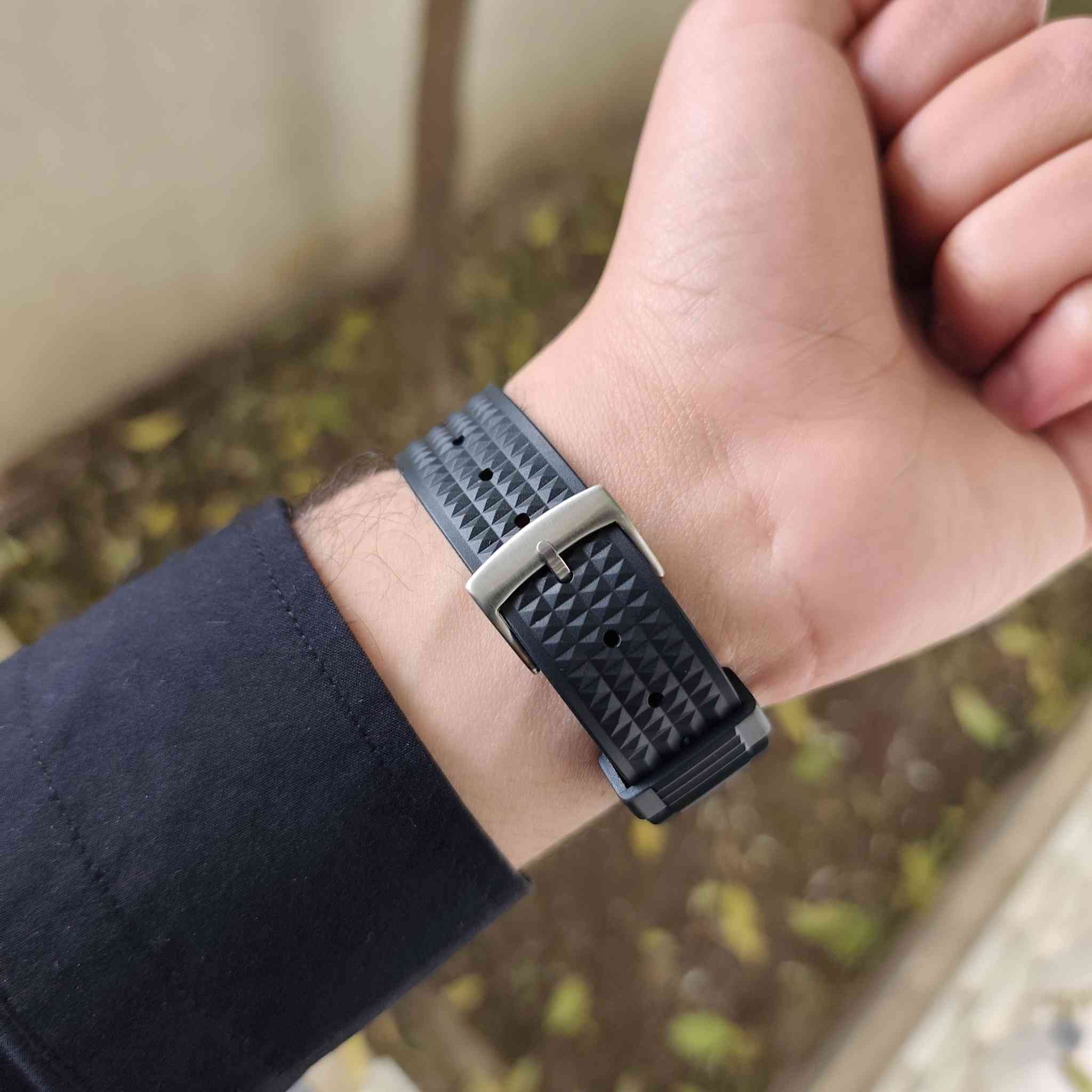 ⌚ ساعة الغوص الاحترافية الاصلية من ADDIESDIVE 

جديدة لوك
(الصور خاصة بالمنتج نفسه اني مصورها)
إذا كنت تبحث عن الدقة والأناقة والجمال في وقت واحد، فهذه الساعة هي الخيار المثالي. مستوحاة من تصميم الـ "Submariner" الكلاسيكي، وتجمع بين المتانة والمظهر الرياضي.
المواصفات التقنية:
الماكنة (Movement): تعمل بمحرك كوارتز ياباني (Miyota 2115)، المعروف بدقته العالية وعمره الطويل للبطارية.
مقاومة الماء: مقاومة حقيقية للماء حتى عمق 200 متر (20 ATM)، مناسبة للسباحة والغوص والأنشطة المائية.
الهيكل (Case): مصنوع من الفولاذ المقاوم للصدأ 316L الصلب، بقطر 41 ملم (حجم مثالي لمعظم المعاصم).
الإطار (Bezel): إطار سيراميك فاخر دوار أحادي الاتجاه، مقاوم للخدش والبهتان.
الحزام: تأتي بحزام مطاطي من نوع Waffle Strap الأسود، مريح جداً للاستخدام اليومي ومقاوم للعرق والماء.
الإضاءة الليلية: عقارب ومؤشرات ساعة مطلية بمادة Luminous (فسفورية) قوية لسهولة القراءة في الظلام.
الزجاج: زجاج معدني مقوى مع عدسة مكبرة فوق نافذة التاريخ لزيادة الوضوح.
#ساعة_رجالية
متوفر توصيل لكل العراق 🇮🇶


**إذا كنت صاحب هذا الإعلان وتريد حذفه لأي سبب، رجاءا أرسل رسالة إلى الدعم الفني**