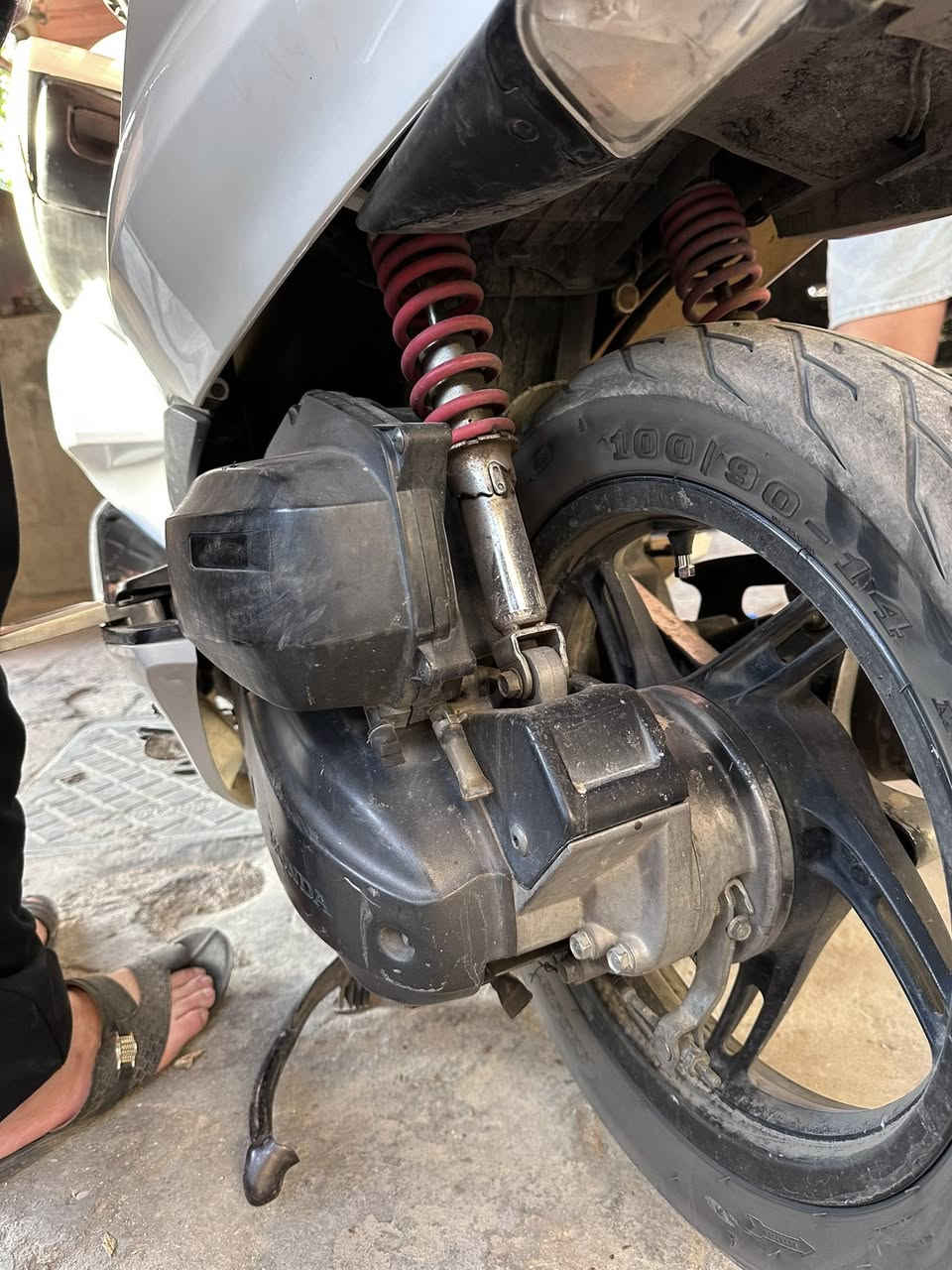 Pcx 
جيل اول ياباني
ماشيه 48 الف
مكينه ناعمه ممفتوحه
اوراقها كامله + اسويلك مكاتبه
بيها طخات خفيفه(شخوط)
لونها ابيض صدفي
حساس ازدحام
نواقصها
جكمجه طاكه بس موجوده
جامه اماميه
ذيل 

سعرها 13 
بغداد
***********
