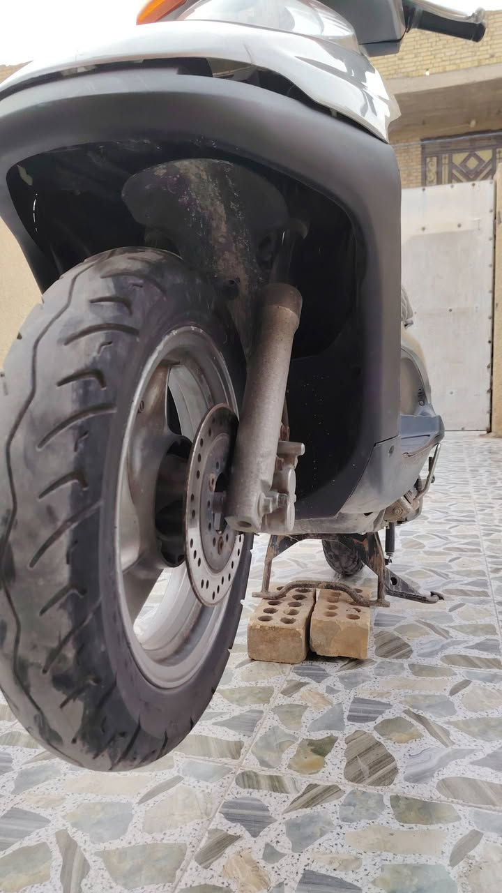 يا الله السلام عليكم دراجه سبيسي ياباني رمبه دراجه شلعتهاا حلوه مكينه ناعمه مامفتوح برغي بيهاا ماشيه 23الف نضيفه دراجه كاملة من كلشي كهربائيات شغاله سلف هندر تخم تايرات جدد واي استفسار ع هذا الرقم ***********واني حاضر
