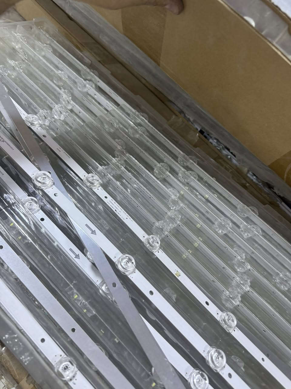 لدات شاشات حديث جميع الاحجام من 32 الى 85
كله جديد بعده بالجيس ممستعمل ابد بالكارتون مشكل 
كل كارتون تحتوي على اكثر من 10 مساطر لدات كله حديث 
الكارتون على 9 الف ابيع شلع مثل مشوفون كم كارتون بيها اكثر من ١٠ مساطر 
سعر الكارتون على 9 الف ابيع شلع فقط 
للتواصل : ***********
