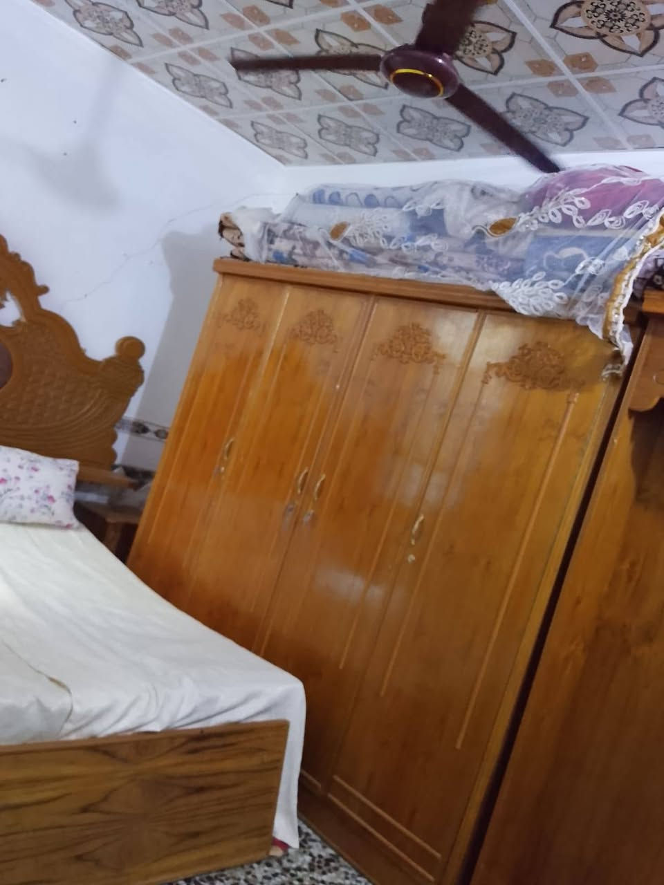 سلام عليكم غرفه اخشاب للبيع مستعمله 3اشهر فقط مكانه نجف سعره 500وبيه مجال  مستعجلين عل بيعته ***********
