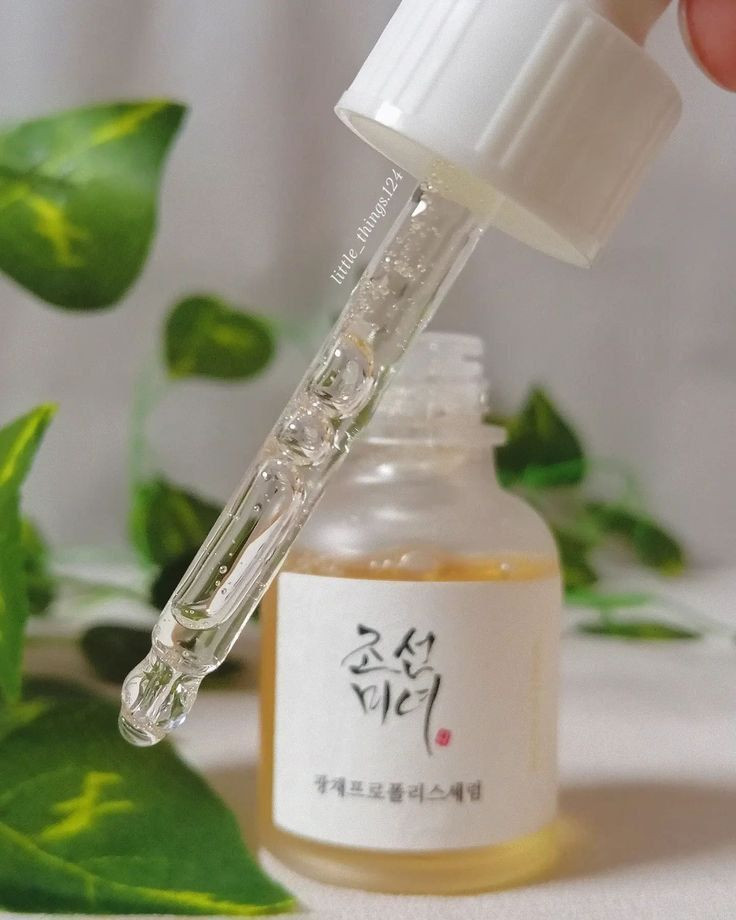 سيروم Beauty of Joseon Glow Serum) سيروم كوري شهير يجمع بين الطب التقليدي والتقنيات الحديثة للعناية بالبشرة. يعتمد بشكل أساسي على البروبوليس (عكبر النحل) والنياسيناميد لمنح البشرة توهجاً طبيعياً وعلاج مشاكل المسام والالتهابات. 

✅المكونات والفوائد الأساسية:-
خلاصة البروبوليس (60%): مطهر طبيعي ومضاد للالتهابات يعمل على تهدئة البشرة المتهيجة وترطيبها بعمق.
النياسيناميد (2%): يساعد في التحكم في إفراز الدهون، توحيد لون البشرة، وتصغير مظهر المسام الواسعة.
وBHA بنسبة 0.5% (بيتاين ساليسيلات): مقشر لطيف يذوب في الدهون لإزالة الأوساخ والترسبات من داخل المسام ومنع ظهور الرؤوس السوداء.
مكونات إضافية: يحتوي أيضاً على الكركم الغني بمضادات الأكسدة وزيت شجرة الشاي لتهدئة الحبوب. 
مناسب لجميع أنواع البشرة، لكنه مثالي خصيصاً لـ: البشرة المعرضة لحب الشباب بفضل خصائصه المضادة للبكتيريا والالتهابات.
والبشرة الدهنية والمختلطة لقدرته على موازنة الزيوت والرطوبة.
والبشرة الباهتة حيث يمنحها نضارة فورية وتأثير "بشرة زجاجية". 
💢الحماية: يُستخدم صباحاً ومساءً، ويجب وضع واقي شمس نهاراً لاحتواء السيروم على نسبة بسيطة من المقشر (BHA).
#الاصلي المنشأ كوريا 🇰🇷💯
السعر ١٣ الاف
 خدمة توصيل لجميع محافظات العراق


**إذا كنت صاحب هذا الإعلان وتريد حذفه لأي سبب، رجاءا أرسل رسالة إلى الدعم الفني**