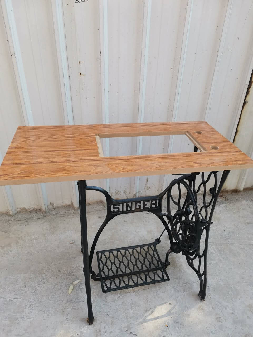 للبيع ميز  مكينة فراشه انتيكه غير مستخدم  السعر٧٥ الف سعر ثابت مع؛ التوصيل اتصال   ***********
