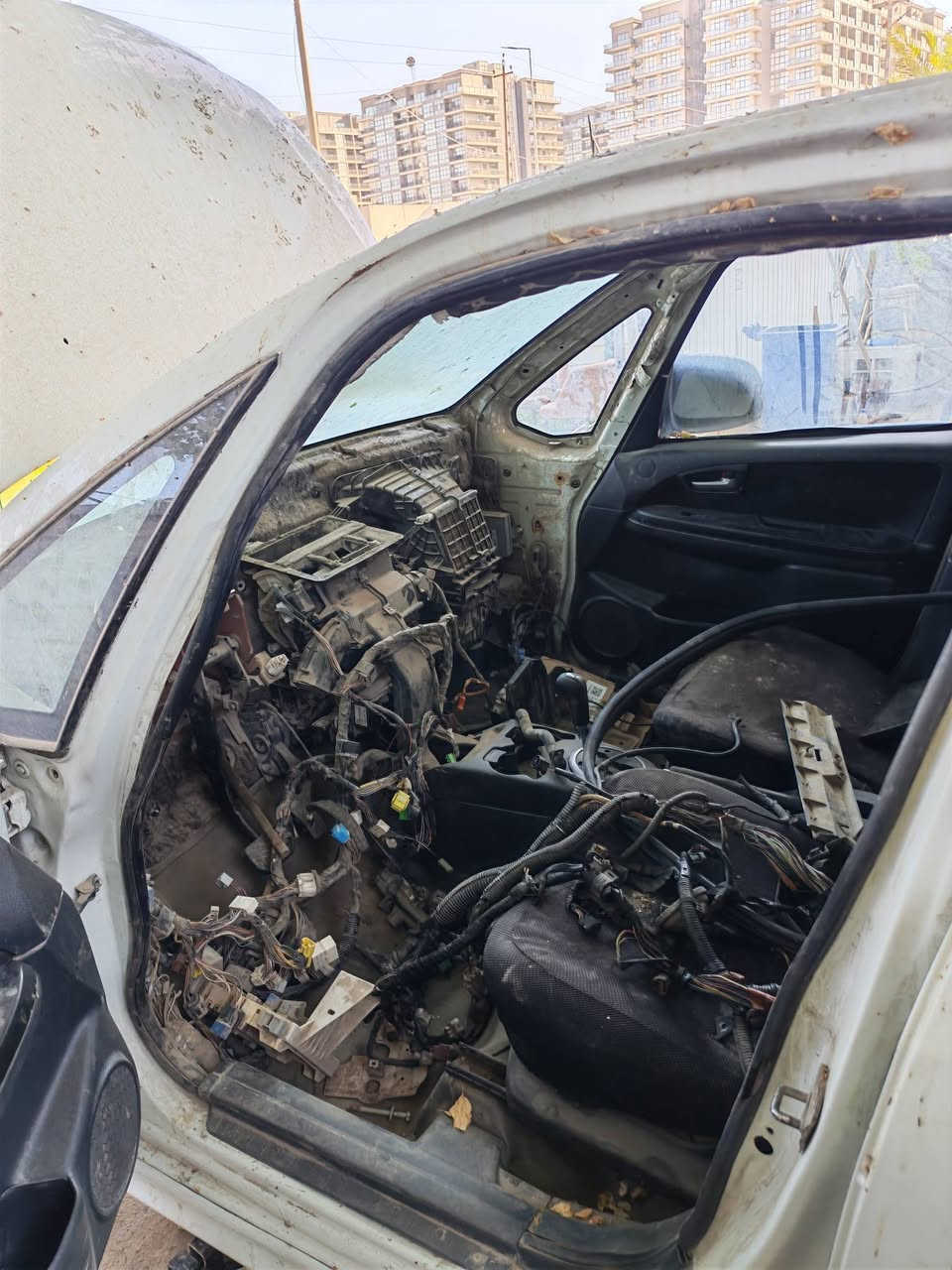 السلام عليكم سازوكي sx4 2008 وارد امريكي مصبوغة عام رقم بغداد بأسمي السيارة مفصخه كل غراضها موجودة جبتلها مكينة وكير وضفيرة وعقل مال 2013 ومارهمت لان الضفيرة بيها حرك بشي بسيط وضفيرتها وعقلها ومكينتها وكيرها القديمات هم وياها بس المكينة تعبانه القديمة تريد تاخذها رقم تريد تفصخها تريد تحورها كورلا بكيفك كشرها مامكفول صدرها نظيف تايراتها نص عمر داخلها زين  ***********مكاني بغداد الي تفيدةاني بخدمته
ب٢٨ورقه
