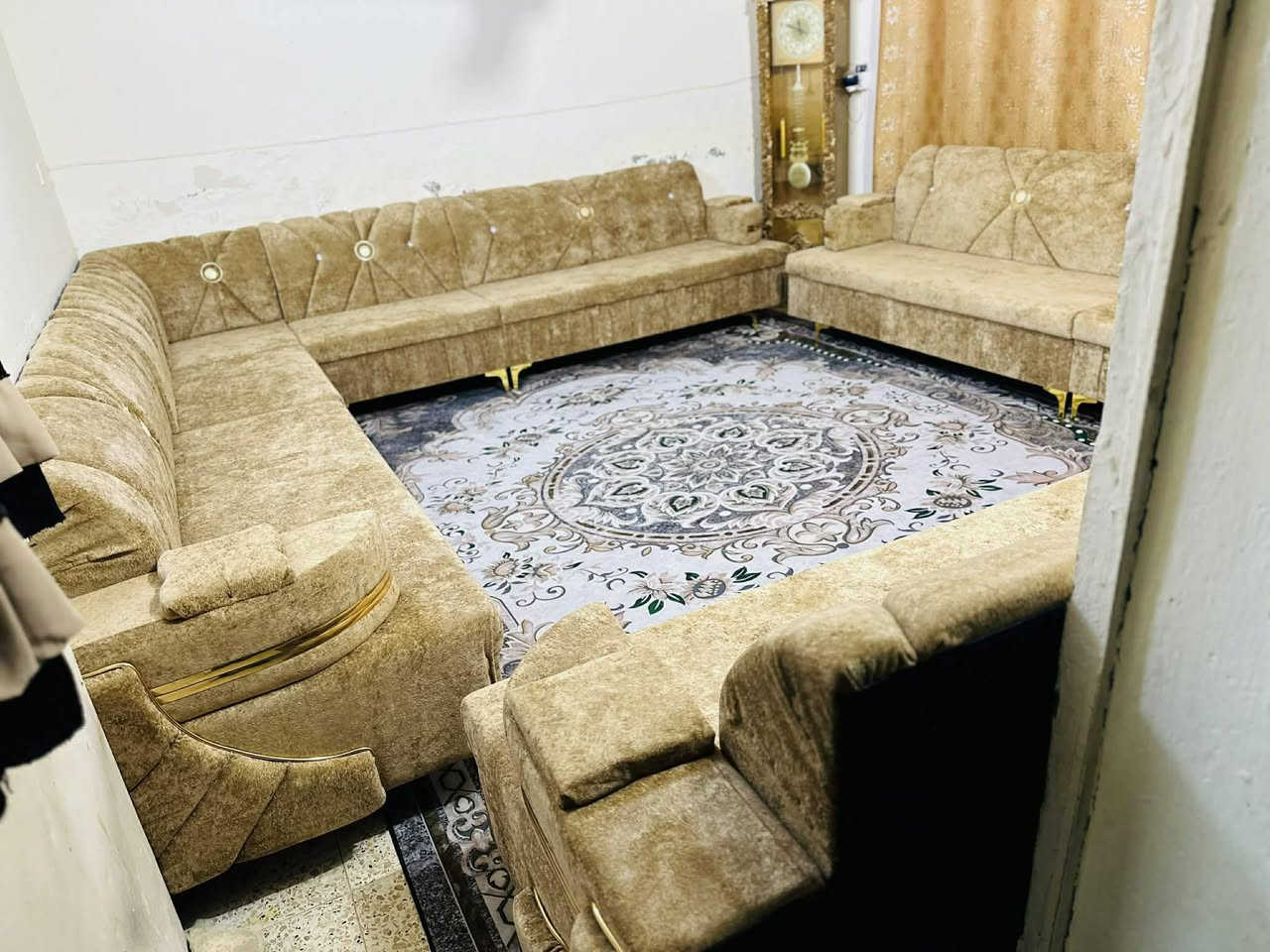 ديوان عدد ثنين كل واحد ١١ مقعد قياس ٧ امتار الواحد 
جديد (غير مستخدم) ....حطاطه.....قابل لبيع واحد او ثنين
الشراي يتصل ...***********....يوجد توصيل .....
