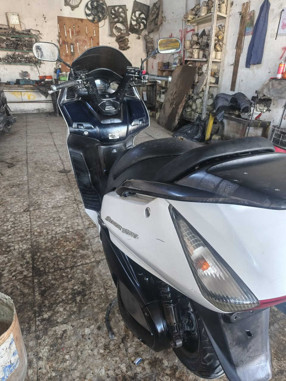 سلفر ونج مكينة  400cc مكفولة 
دراجة وفر 
جيب فيتر تفحص وتاخذ 
تايرات مامي وخلفي جديد 
كهربائيات شغالة مكفولة 
جداحة شغالة 
كلوب جنطة 
دراجة  مكينتهة تشك لكاع ☠️
دراجة عليهة دامة كاملة من كلج وقايش وخرز جديدة
بس ملاحضة عوزهة ترتيب لدوسات مالتهة  
مكاني بغداد رشاد 🔢رقم ***********
لسعر 11 ورقة وبيهة مجال
