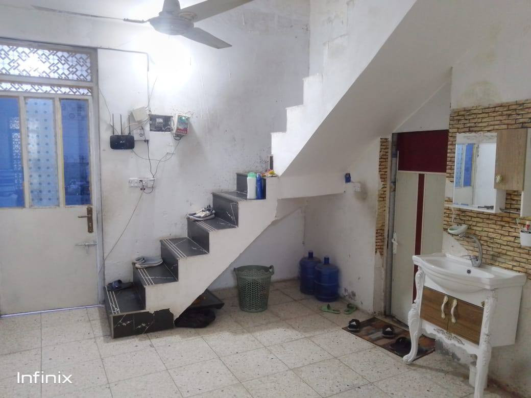 بيت طابق واحد مبني من الطابوق مسلح بناء حديث للبيع المساحه 100م (٤٠٥*٢٣) العنوان البلديات / المعسكر قرب الصورة شارع الجامع الاتصال على الرقم *********** ويتوفر وات ساب
