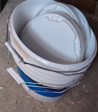 سطل كبير فارغ  ٠٧٧٧٧١٣٥٧٢٢