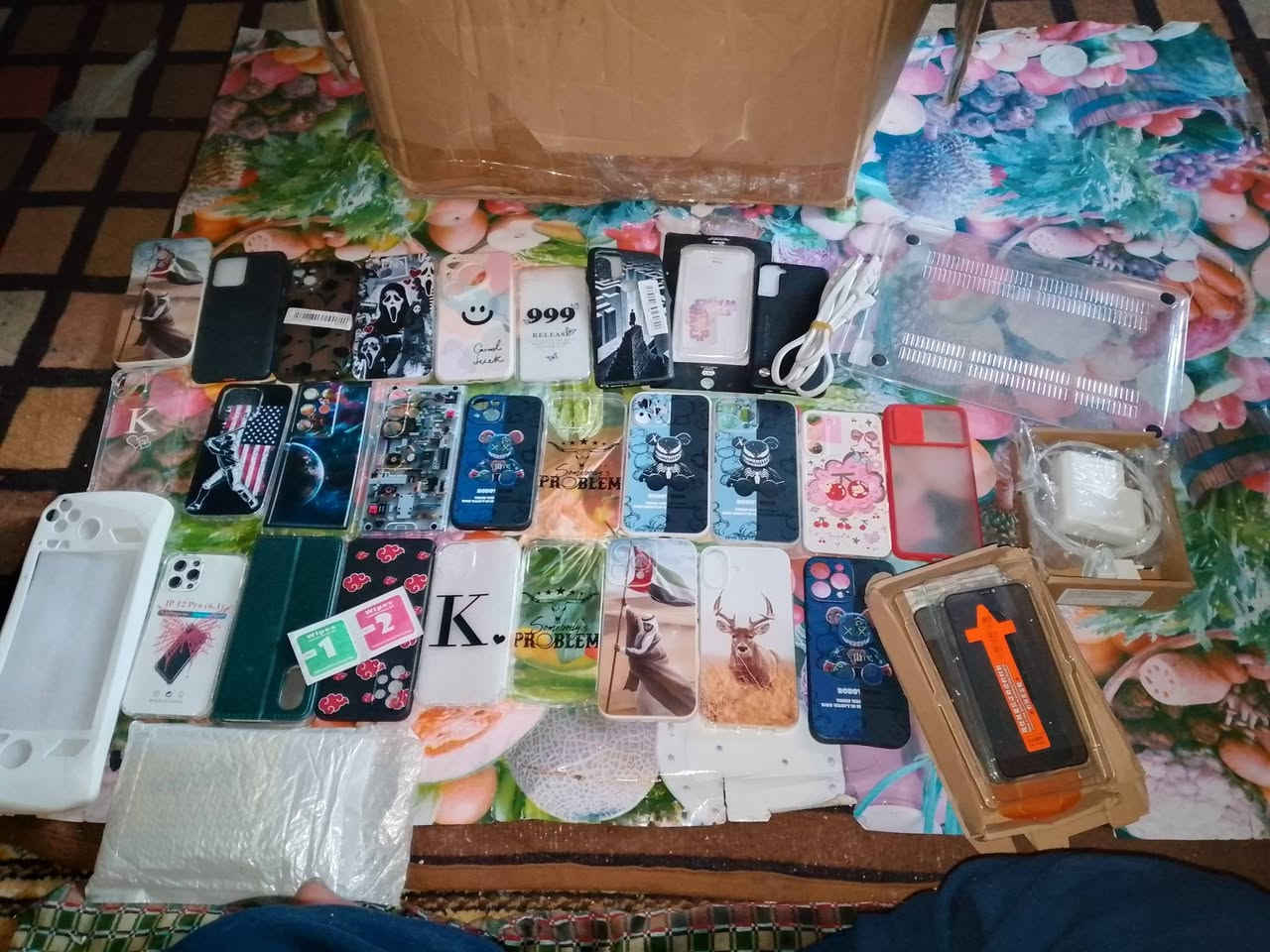 كفرات كلها حديثه مو قديم 27 قطعه كلهن شلع اب 20 الف 
كيبل مال عاكسه عدد 1 بي غلاف حاسبه عدد 1غلاف لعابه عدد 1 شاحنه لابتوب او كمبيوتر عدد 1بي ضد كسر مال موبايل عدد 2 بي ضد كسر مال ايباد صغير عدد 2 
مكاني حي بدر فرع ابو كرار بنجرجي 
اتصال ‏‪***********‬‏
