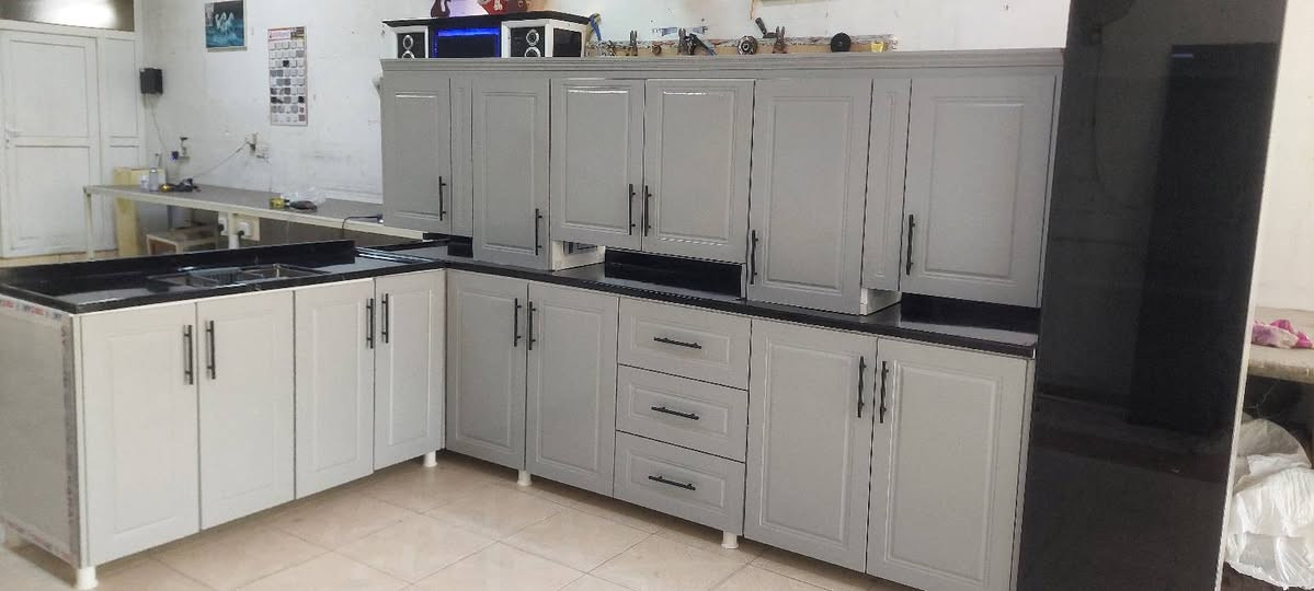 كاونتر المنيوم ابواب خشب. السعر مليون 650الف ( hdf) 3امتار الكاونتر و 3امتار الملحق وسنك متر ونص كامل مرمر وتوصيل لحد البغداد مجاني  راسلني عالاواتساب ***********جديد العنوان اربيل
