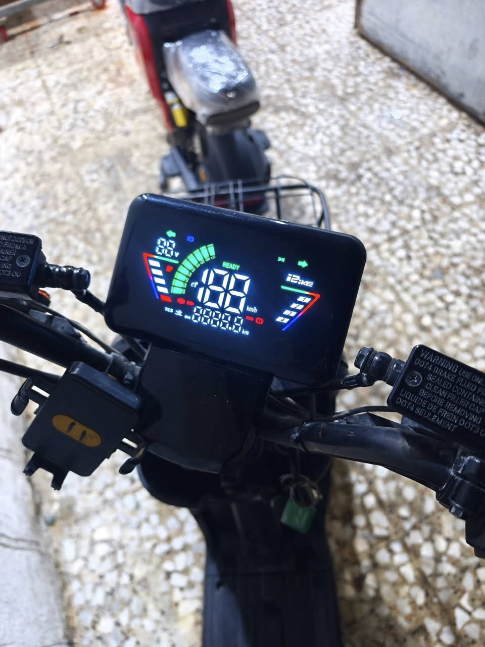 سلام عليكم R9 موديل 2026 جديده صارلها شهر من طلعت من الوكيل وما ماشيه هواي ما تعبانه بعدهي ع وضعيه الشركه وكيل حيدر النيار 
تجي ب نضام وقوف P
بيها نضام بك رجوع 
اربع سرع 
5 بطريات 
بيها بصمه وسويج وكارت 
اشاير خلفي وامامي كلها شغاله 
بلوتوث  بيها 
دبلات خلفي وامامي 
الدراجه بعدهي نضيفه جدا مكاني نجف حي السلام 
*********** هذا رقمي سعرها 450 بيها مجال
