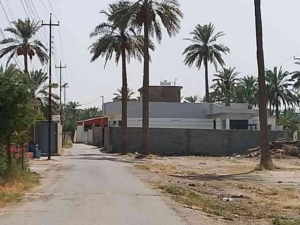 السلام عليكم قطعة أرض للبيع المساحة 500م واجهه 25 نزال 20م تحتوي على دار مساحة  البناء 200متر4غرف نوم و3منور وصحيات وصاله جلوس ومطبخ حار وبارد واستقبال 8 4وصحيات خارج البيت مسيج وكامل وحديقة واسعة خدمات كامله يبعد عن الشارع والمدارس 50 متر
المكان الدورة البوعيثه قرب مدرسه الاحرار بالضبط 
***********
***********
