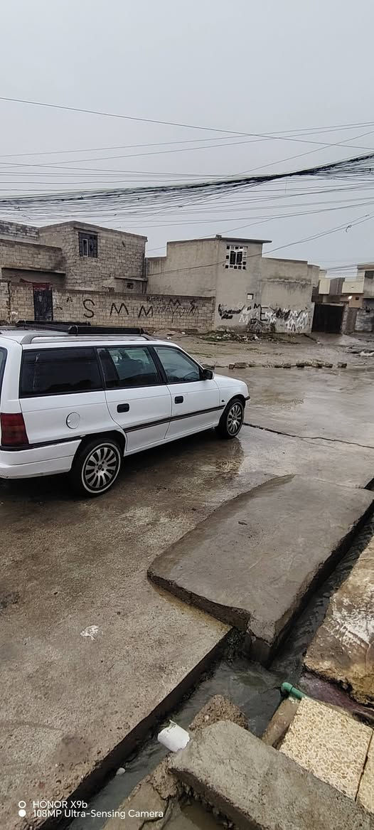 السلام عليكم سيارة استرا للبيع موديل 93 حجم 16 رقم بغداد الدولي السنوية لغاية 2031 بأسمي صبغ احزام جمالية طخم تايات جديد السعر 50 تواصل على الرقم *********** / *********** مكان السيارة موصل أيسر
