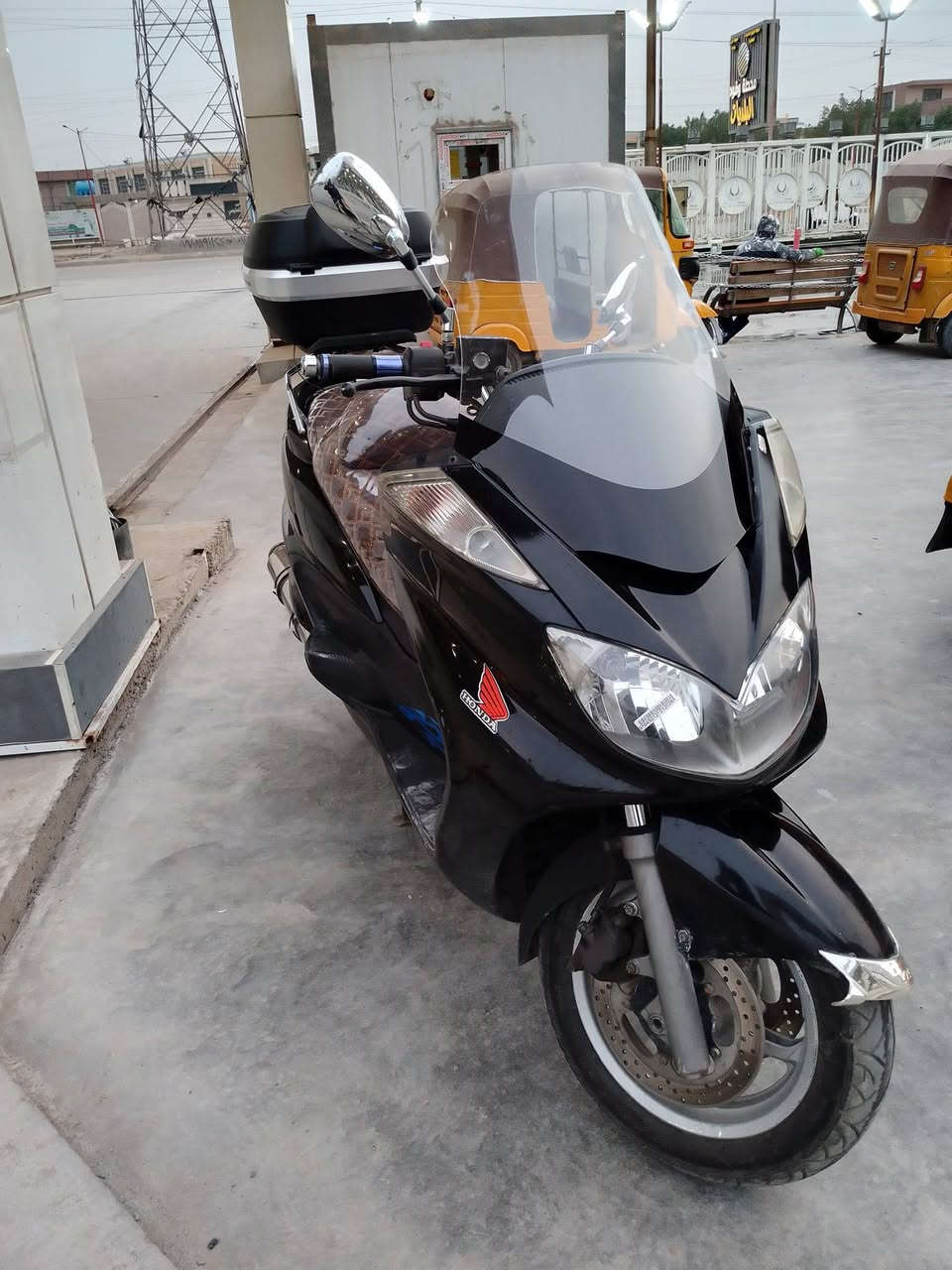 السلام عليكم دراجه للبيع ملي كراند 400 دراجة مرقمه سنويه بسمي رقم بغداد السعر ب12تحويل ثاني يوم 
رقم الهاتف ***********
