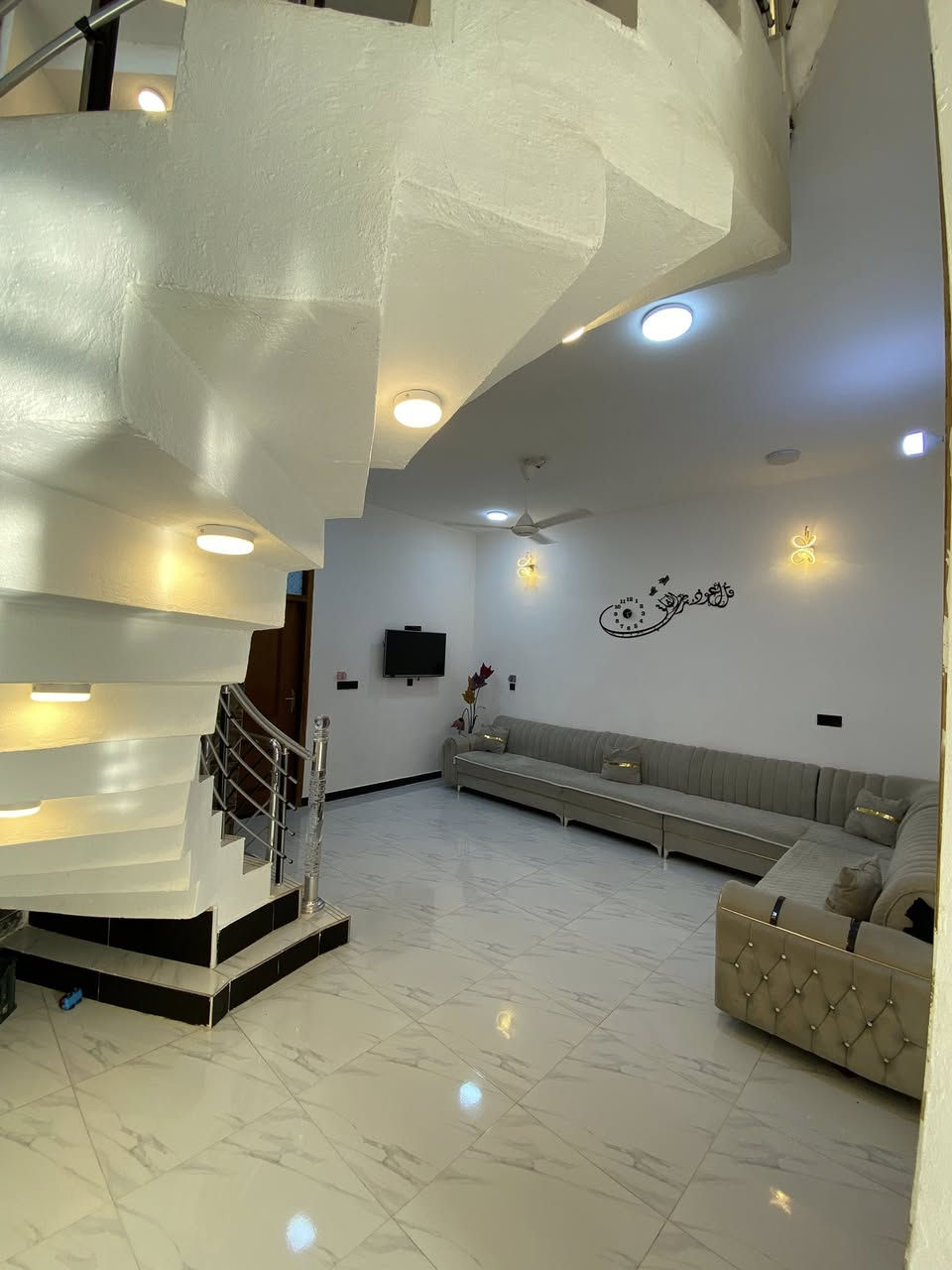 بيت للبيع 
المساحه الكلية ٣٠٠ م  
مساحة البيت ١٥٠ مترطابو صرف مع حديقه خلف البيت ١٥٠ م زراعي  
الواجه ٧ ونص والنزال ٤٠ نظام البناء طابقين بناء حديث اجود انواع المواد والكهربائيات وتأسيسات المياه والمجاري 
يحتوي على ٤ غرف نوم ومن ضمنها غرفه سويت  
واستقبال ومطبخ وصاله عدد اثنين و٤ مجمعات صحية اضافه الى بيتونه كبيره في الطابق الثالث
يحتوي على حديقه اماميه مع كراج سياره 
اضافه الى حديقه خلف المنزل  
الموقع كنعان/ حي الخظراء/شارع صيدليه الوند الاخضر 
يبعد عن الشارع  الرئيسي كنعان-بعقوبه حوالي ١٠٠ متر 
موقع البيت على شارع عريض مع كافه الخدمات بالمنطقه


**إذا كنت صاحب هذا الإعلان وتريد حذفه لأي سبب، رجاءا أرسل رسالة إلى الدعم الفني**