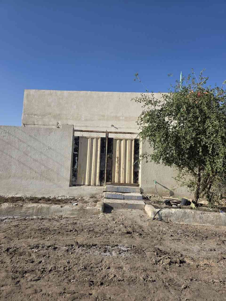 بيت للبيع المساحه 175عكاده بي غرفتين وصاله وديوانيه بحي جوادين النزله الأولى السعر35 ***********
