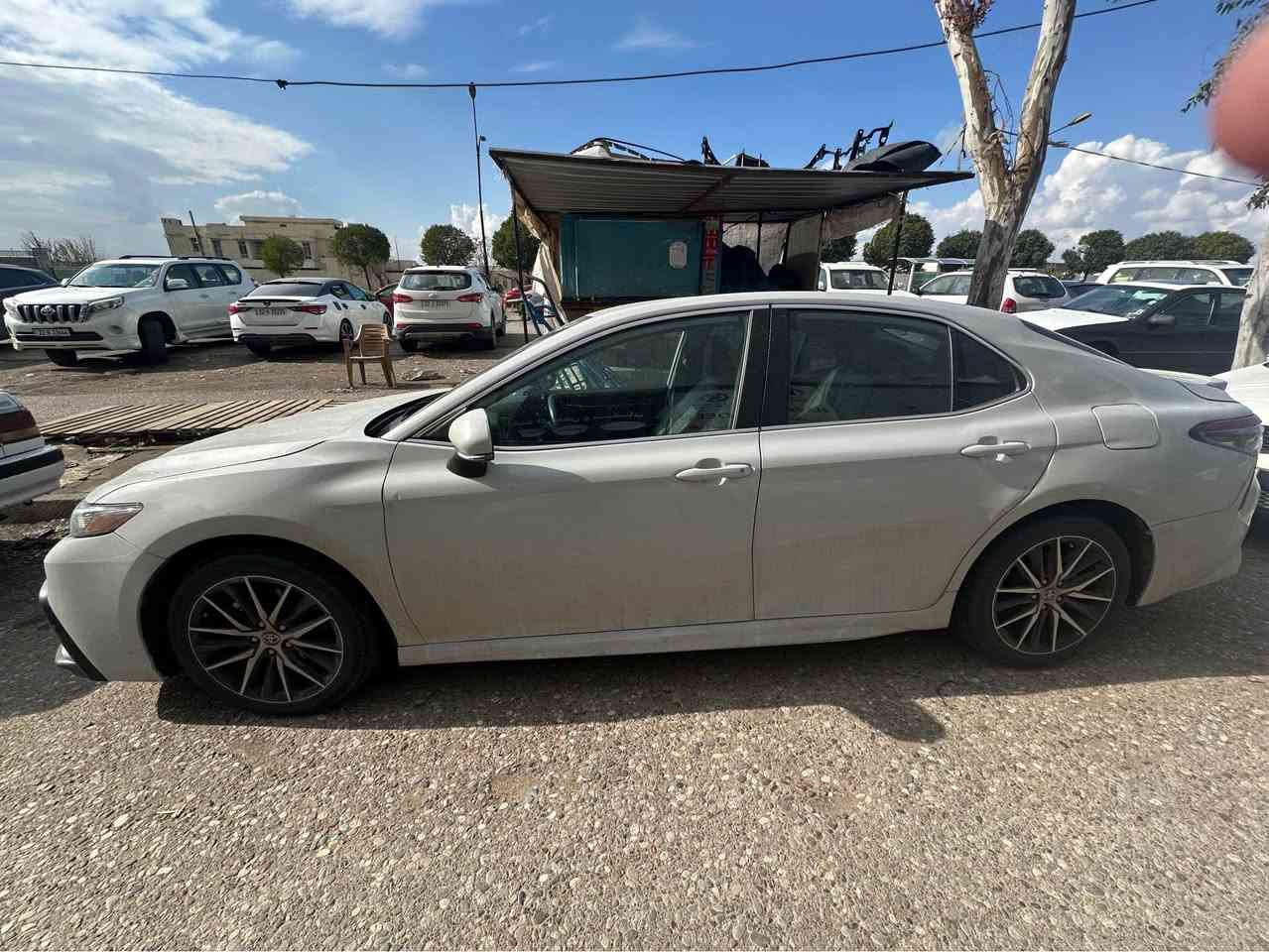 سلام علیکم
تۆیۆتا کامری ٢٠٢٣ مواسەفات SE رەنگی سمنتی 

سبوخی سەیارەکە رەقەم شانسیم داناوە ٢ چاملخی دواوەی بۆیاخە لەگەڵ یەک تۆز ژێر رەقەمەکەی و قەلەمکاریەکی بچوکیشی لە دەرگای دواوەی هەیە تۆزەک ناو حەوزەکەی گرتووە ئێرباگ بەس شانی تەقیوە پێشی کەپسە بە شەرت  رەقەم شانسیم داناوە

74 هەزار مایل ڕۆیشتیە سەیارەکە
 
داوای ٢٠٥$ مەجالەکی برایانەی تێدایە 

0751 137 7050 أربيل, العراق
