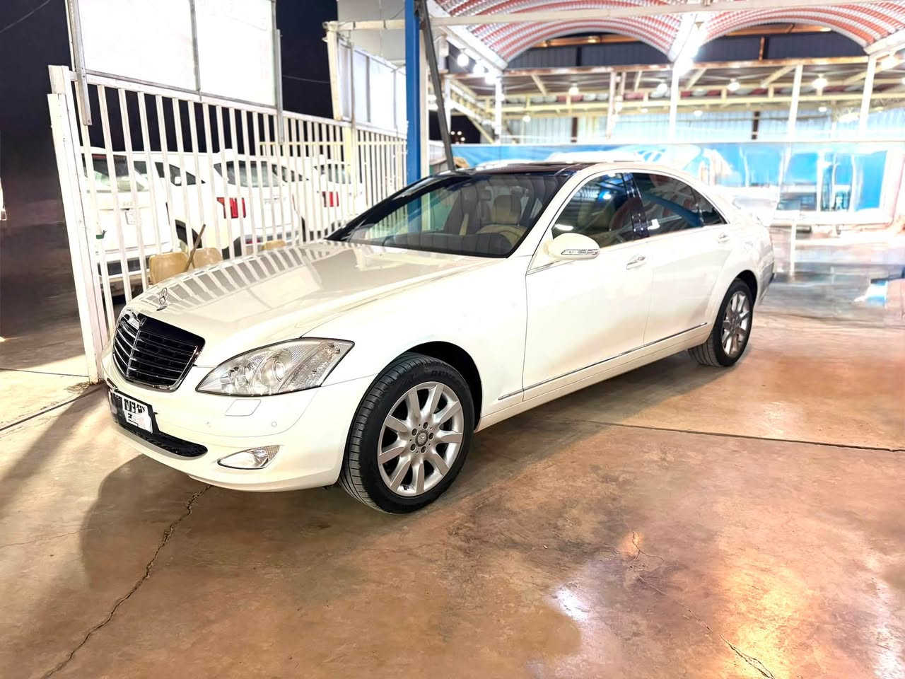 السلام عليكم ورحمة الله
مرسيدس اس كلاس S350
موديل 2009
محرك بنزين  6سلندر
ماشية 49 الف كيلومتر حقيقي  
المواصفات:-
( ابواب كبيره لارج ،  سقف بانوراما ، كامرة حرارية لعرض لطريق امام السائق ،خمس بردات  . داخل فورميكا ،داخل جلد بيجي   .ك. كامره .كشنات امامي والخلفي متحرك ابواب شفط ..  اوتو هولد  .صندوق شفط وسحب . حساسات امامي والخلفي  ، كشنات واستيرن كهربائي ، كير شفت استيرن .).  
السيارة مابيها اي خلل كهربائي وكير ومحرك كله بشرط 
مامفتوح 
رقم بغداد باسمي.

العنوان : الديوانية المركز . 

رقم صاحب السيارة
***********
