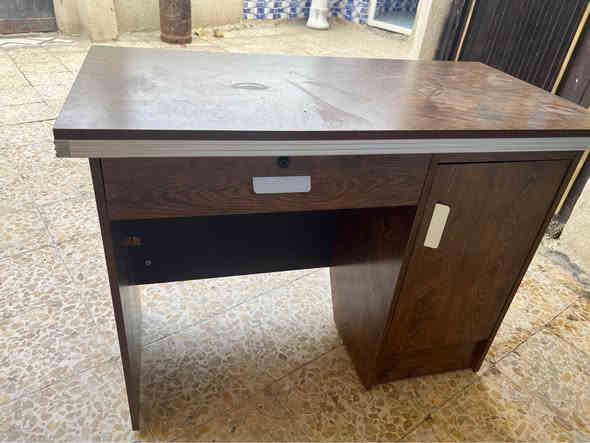 للبيع ميز مكتبي 
جديد قياس متر 
*********** عمارة
