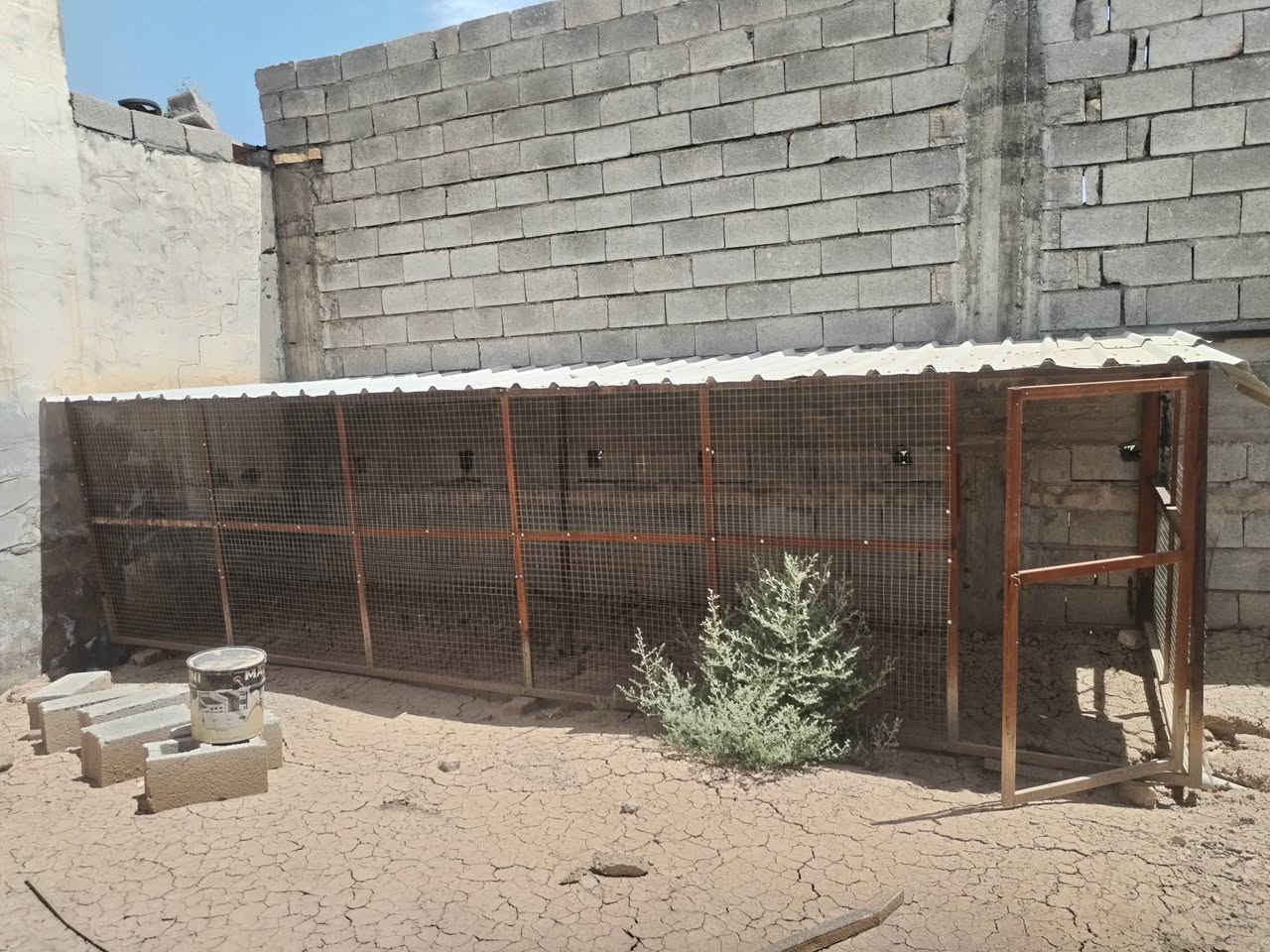 قفص حديد الطول ٦ متر والعرض ١ متر ونص والأرتفاع ١ متر ونص الاتصال
*********** جديد غير مستخدم
