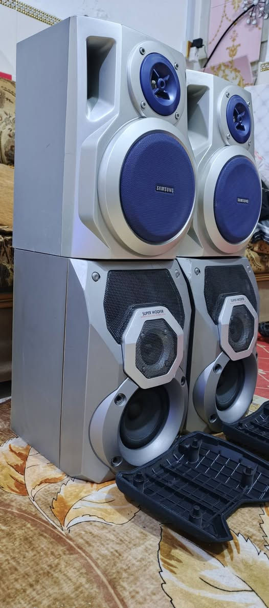 السلام عليكم .
زوجين سماعات ماركة باناسونيك و سامسونج مال سيستمات بوكس ..سماعات علئ البلاد بالكامل .وصوتهم رائع جدا ...٦ اوم ترهم لجميع الاجهزة .
قياسهم ٣٢ سم تقريبا ارتفاع و ٢٢ سم العرض 
 سعر زوج السماعات الواحد ٤٠ الف نهائي رجاءا
للعلم الباناسونيك كل تك ام الخطين تحتوي ٣ سماعات  ١٠٠ واط ..والسامسونج بحدود ٦٠ واط .
للاستفسار او المراسلة موجود خاص او الرقم *********** البصرة .موجود توصيل شركة .
